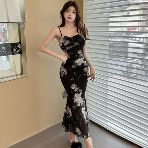 Real shot of sexy and fashionable low-cut V-neck slim-fitting slit hip-covering mesh long skirt dress