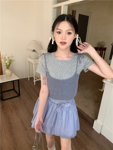 Real shot of age-reducing sweet floral T-shirt + versatile knitted suspender two-piece set