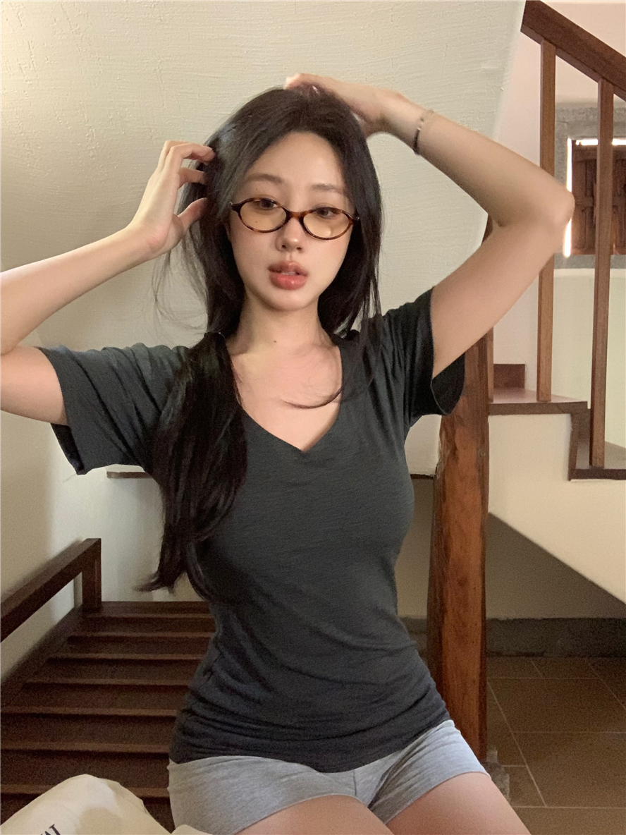 Real shot of slightly see-through slim fit T-shirt hot girl sexy slim versatile short V-neck top shorts pajamas set