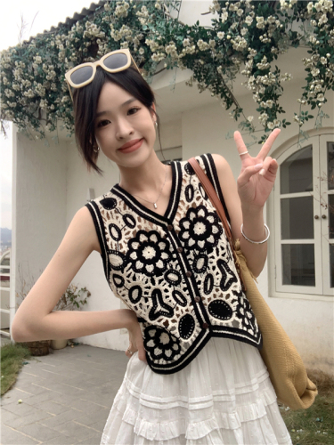 Actual shot of color-blocked crocheted hollow vest for women, Korean style slimming and versatile single-breasted vest top