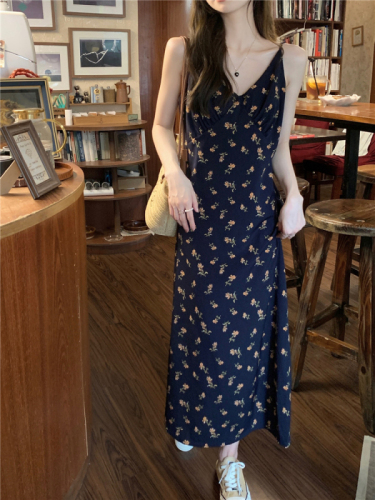 Real shot!  French V-neck tea break floral suspender dress, holiday style sweet and versatile chiffon A-line long skirt