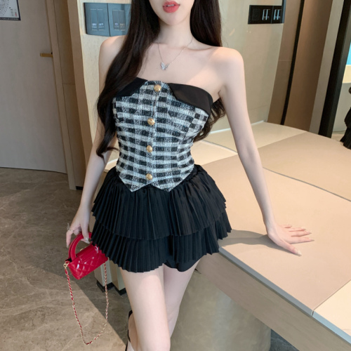 Real shot of a hot girl with a small fragrant style, tube top fashion suit, short vest, puffy skirt, two-piece set