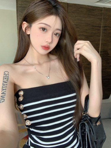 Real shot of tube top knitted top for women in spring and summer with fashionable slim fit slit striped knitted inner wear