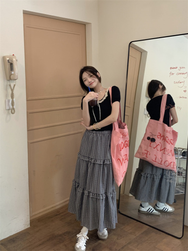 Actual shot ~ 2024 Korean version of versatile hollow flower knitted top + versatile age-reducing plaid skirt
