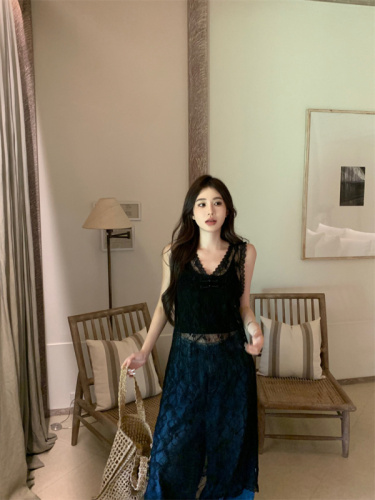 Actual shot of a niche new Chinese style V-neck slightly see-through lace long skirt paired with a sleeveless vest dress