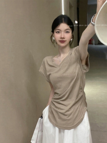 Real shot of French basic V-neck flying sleeve design slimming and loose T-shirt