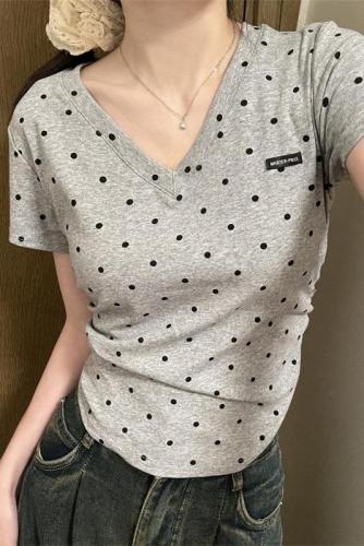 Real shots of Korean bloggers wearing stylish V-neck polka-dot short-sleeved T-shirts for women in summer