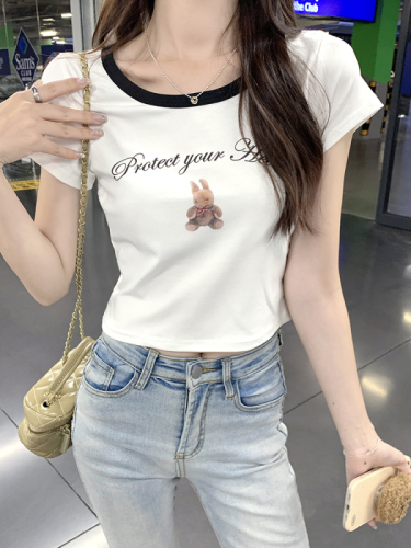Actual shot of a slim-fitting short t-shirt in Korean style with a versatile and cute printed top