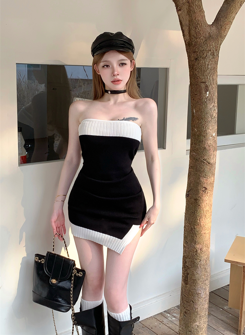 Real shot of a hot girl with contrasting color stitching and sexy knitted tube top, one-line collar, off-shoulder, slim and hip-hugging dress