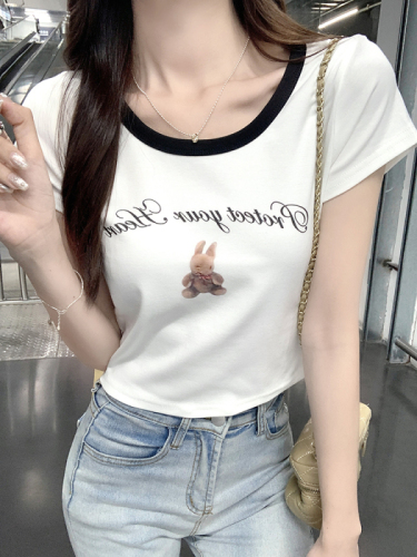 Actual shot of a slim-fitting short t-shirt in Korean style with a versatile and cute printed top