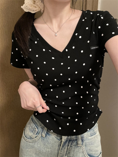 Real shots of Korean bloggers wearing stylish V-neck polka-dot short-sleeved T-shirts for women in summer
