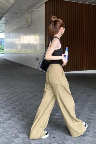 Real shot of relaxed curled khaki high-waisted straight casual pants, loose and slimming wide-leg pants