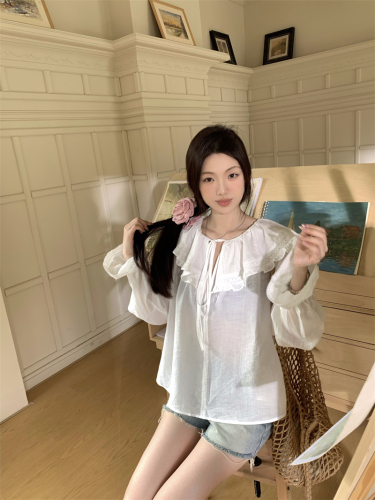 Real shot of White Qiao Mousse French retro lapel ruffled V-neck lace splicing loose shirt