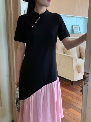 Actual shot of retro new Chinese-style diagonal button stand-up collar cheongsam style contrasting color splicing fishtail mid-length dress, two colors