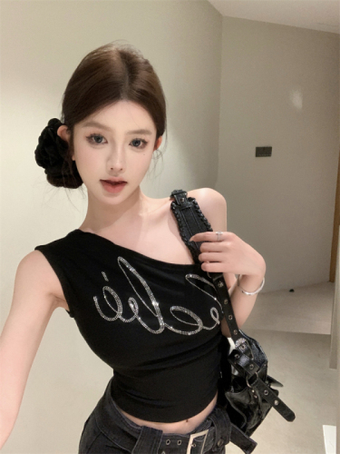 Real shot of retro asymmetrical black slimming letter hot diamond slanted shoulder hot girl vest