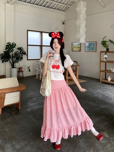 Real shot of Korean chic Xia wearing a cherry T-shirt + versatile pink plaid skirt