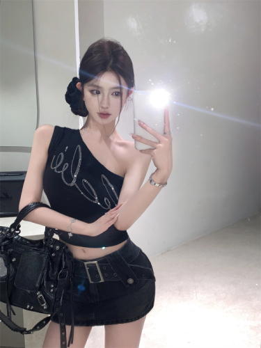 Real shot of retro asymmetrical black slimming letter hot diamond slanted shoulder hot girl vest