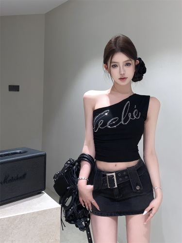 Real shot of retro asymmetrical black slimming letter hot diamond slanted shoulder hot girl vest