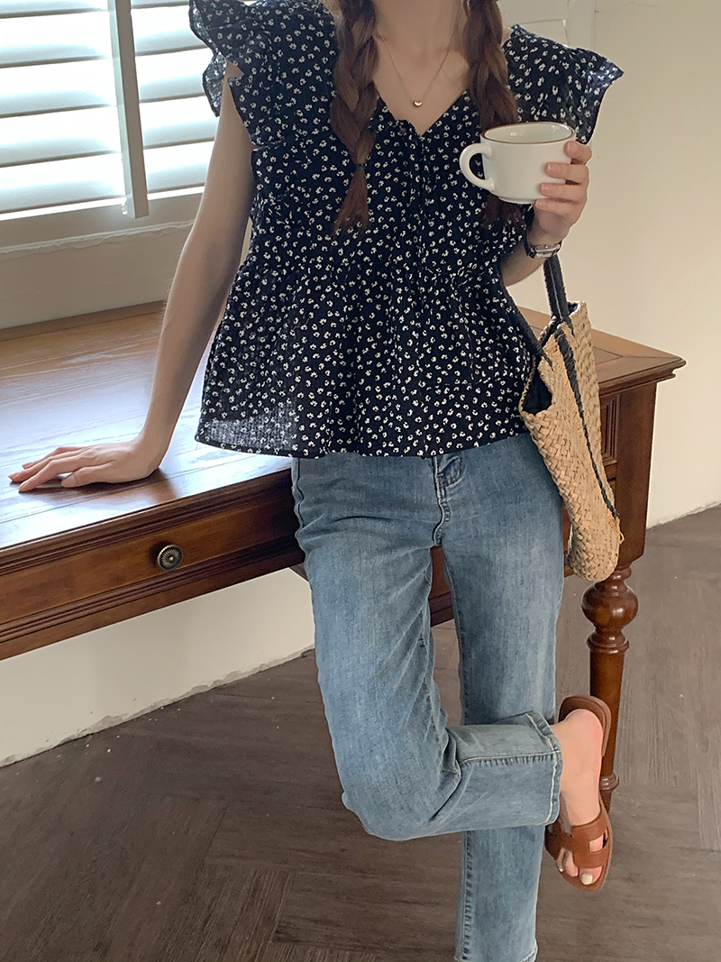Actual shot of three standard Korean style age-reducing flying sleeve floral shirt V-neck French top