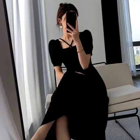 黑色长袖连衣裙女夏新款高级感收腰显瘦赫本风方领时尚小黑裙