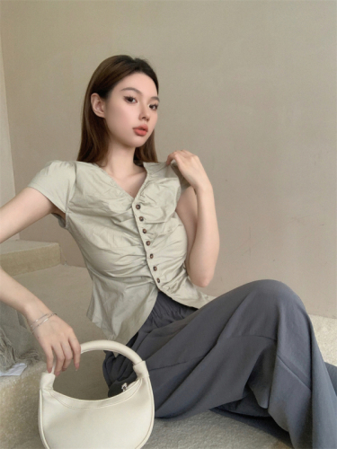 Actual shot of French single-breasted v-neck pleated waist super soft top, feminine and high-end shirt