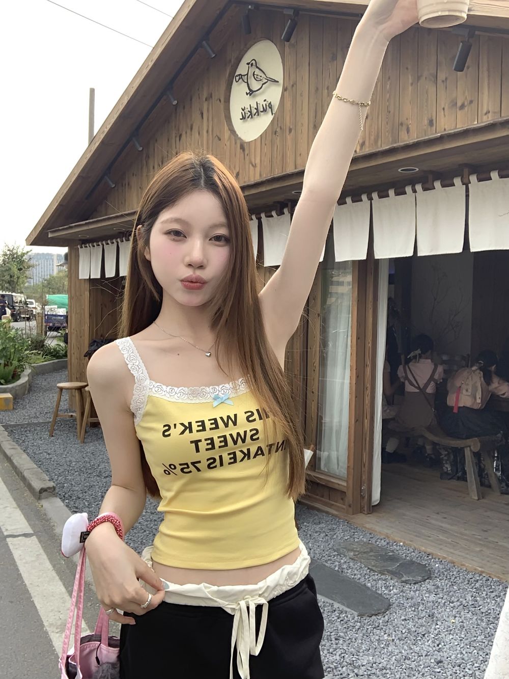實拍三標齊黃色花邊拼接字母印花短款小吊帶女上衣