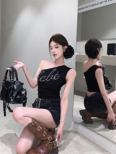 Real shot of retro asymmetrical black slimming letter hot diamond slanted shoulder hot girl vest