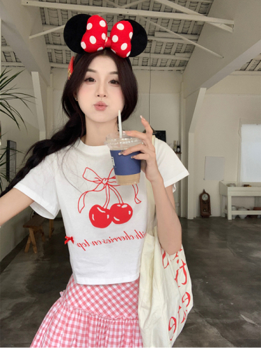 Real shot of Korean chic Xia wearing a cherry T-shirt + versatile pink plaid skirt