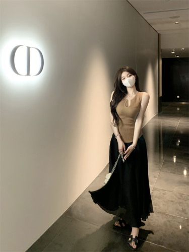 Real shot: Designed v-neck sleeveless knitted top + hip-covering flowing pleated skirt
