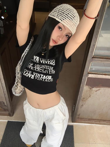 Real shot of hot girl's slim fit and navel-baring short-sleeved T-shirt with lettering printing, slim fit and short style.