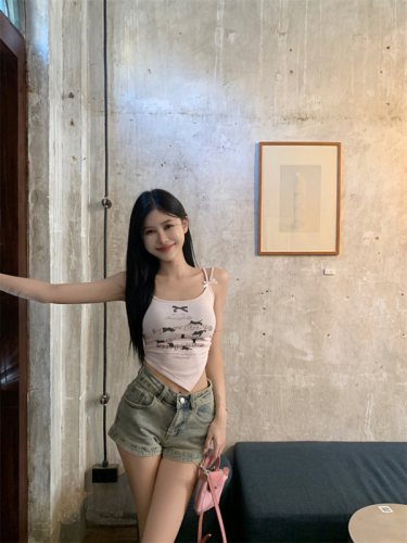 Real shots of Thai-style camisole girls wearing slim-fitting tops with many sweet hotties wearing them