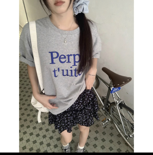 Gray letter embroidered right shoulder half-sleeved T-shirt + pleated floral skirt two-piece set