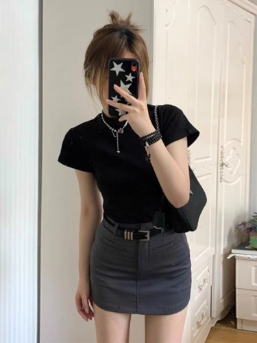 Black T-shirt top, hip-hugging short skirt, two-piece set for a small person to wear with a complete set of skirts for mature and mature girls.