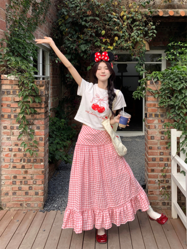 Real shot of Korean chic Xia wearing a cherry T-shirt + versatile pink plaid skirt