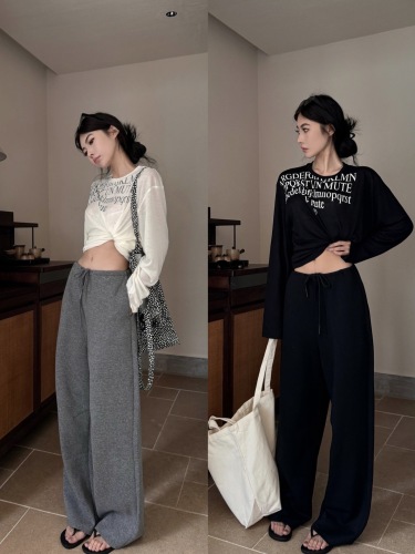 Actual shot of loose, lazy and casual two-piece set, long-sleeved thin printed T-shirt top, high-waisted casual sweatpants