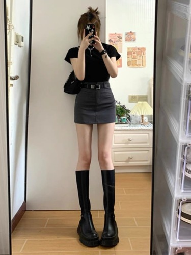 Black T-shirt top, hip-hugging short skirt, two-piece set for a small person to wear with a complete set of skirts for mature and mature girls.