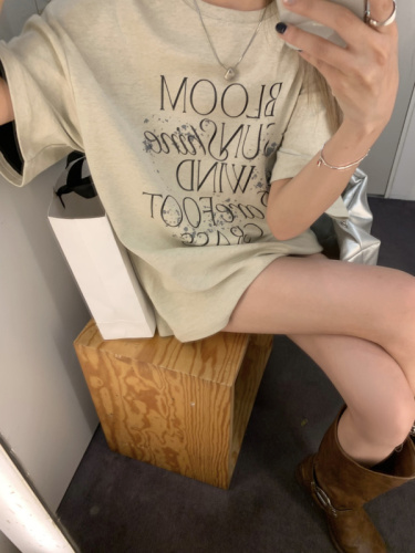 Real shot of letter printed T-shirt, lazy and loose oversize boyfriend style top