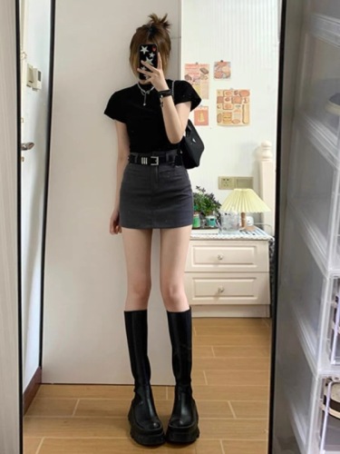 Black T-shirt top, hip-hugging short skirt, two-piece set for a small person to wear with a complete set of skirts for mature and mature girls.