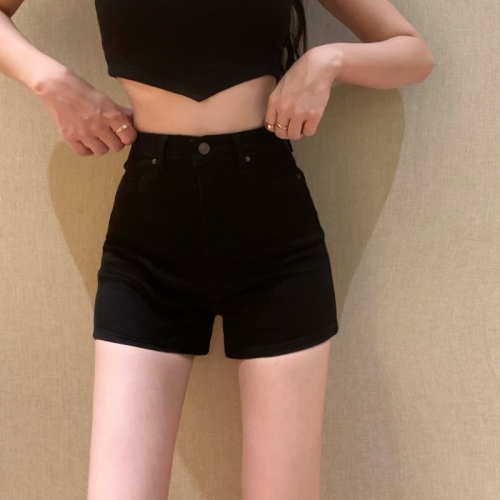 Actual shot of retro slimming super high-waisted jeans with versatile elastic hip-covering hot pants design