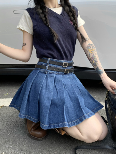 Actual shot of double-waisted pleated denim skirt that reduces age and is versatile, slimming and anti-exposure.
