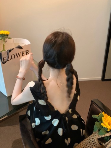 Actual shot of Korean girl's backless strappy long polka-dot dress