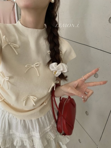 The lemon2024 early spring thirteen lines new Korean style playful girl bow stand collar slim sweater