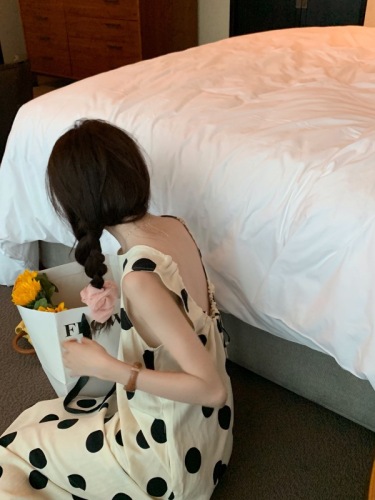 Actual shot of Korean girl's backless strappy long polka-dot dress