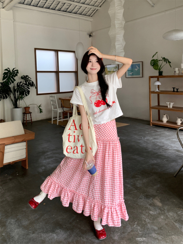 Real shot of Korean chic Xia wearing a cherry T-shirt + versatile pink plaid skirt