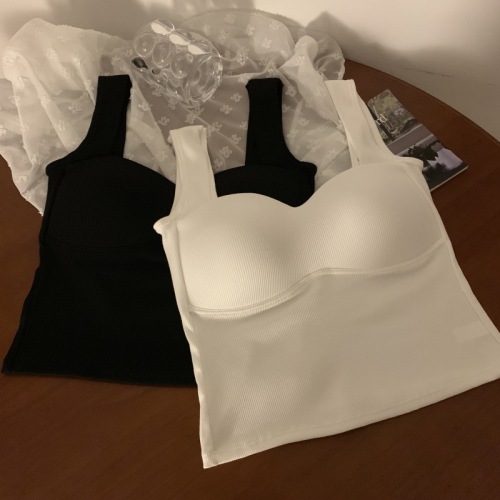 Actual shot of new summer short style deep round neck camisole with chest pad and beautiful back bottoming shirt