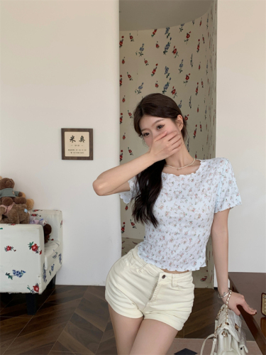 Actual shot of the new round-neck sweet floral short-sleeved ice silk T-shirt for women, Korean chic and beautiful top