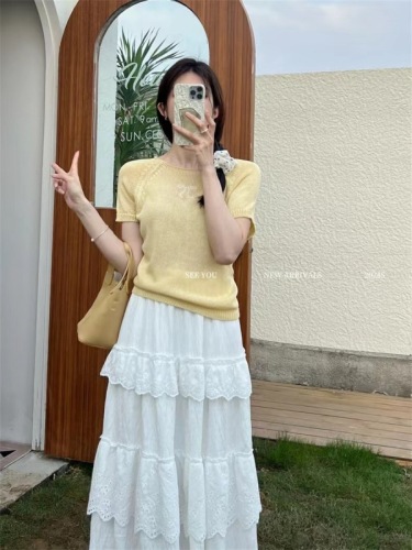 广州十三行女装上衣设计感蝴蝶刺绣针织短袖浅淡鹅黄色T恤夏