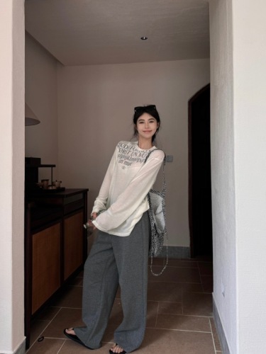 Actual shot of loose, lazy and casual two-piece set, long-sleeved thin printed T-shirt top, high-waisted casual sweatpants