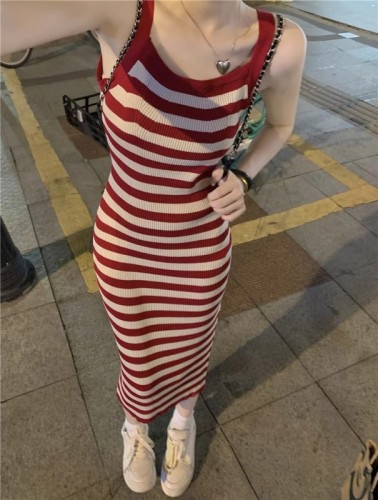 红色条纹吊带连衣裙女夏装新款打底裙设计感小众裙子收腰显瘦长裙