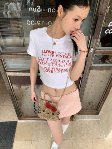 Real shot of hot girl's slim fit and navel-baring short-sleeved T-shirt with lettering printing, slim fit and short style.